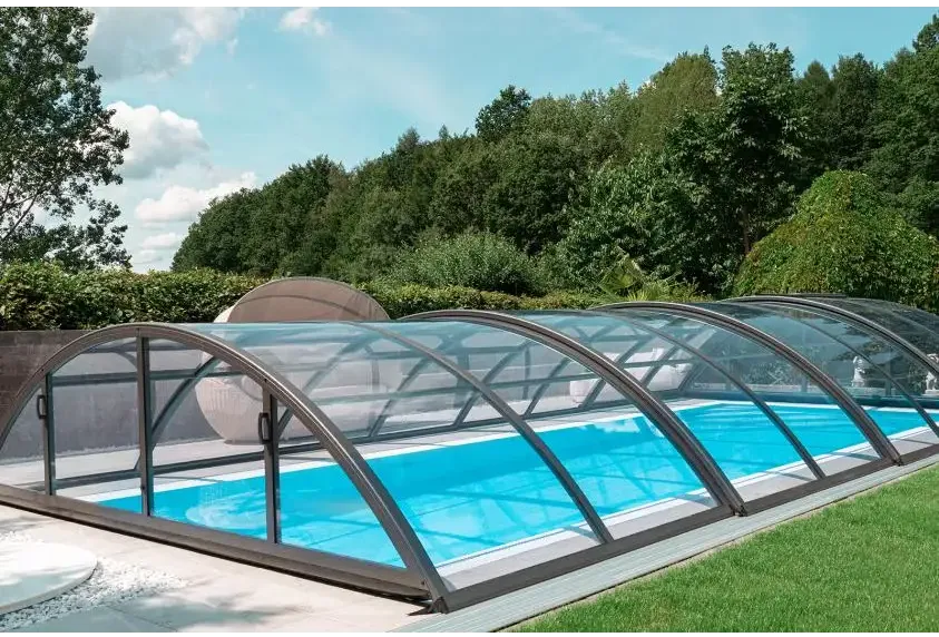 Elegant bågformat pooltak med extra starka profiler i glas och metall